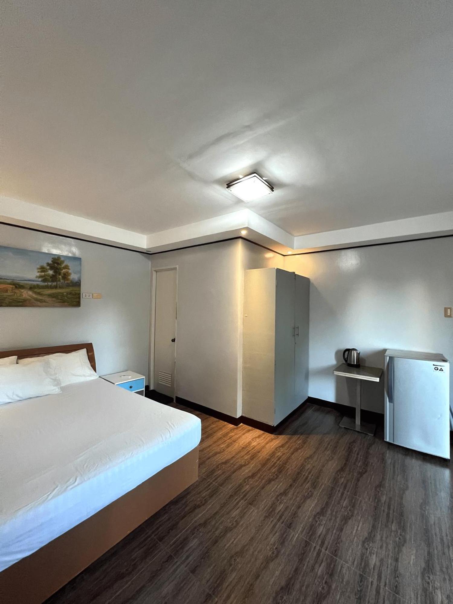 Inn Lady L Apartelle *